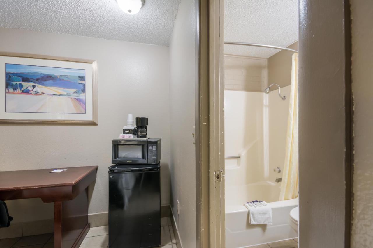 Americas Best Value Inn Woodward At 8Th St Екстериор снимка